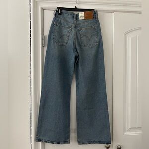 NWT Levi’s Women’s Light Blue Ribcage Wide Leg Jeans sz 27x30